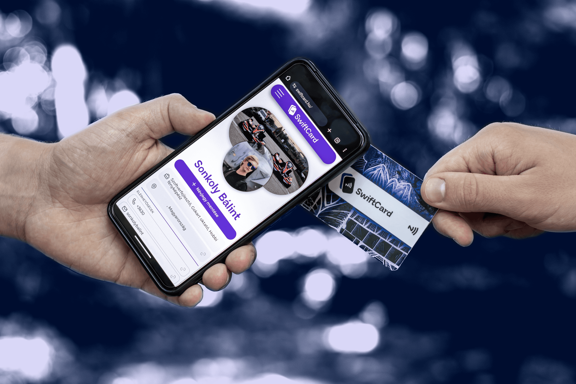 Két kéz, az egyikben egy SwiftCard NFC kártya, a másikban egy telefon